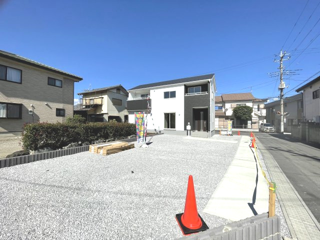 藤岡市小林第5（全1棟）1号棟の駐車場|車をお持ちの方に嬉しい駐車場付きの物件です