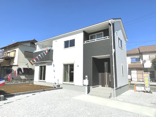 藤岡市小林第5（全1棟）1号棟の外観|ナチュラルで飽きの来ないデザインは流行に左右されない家の形です。外構も綺麗に仕上がっています(^▽^)/