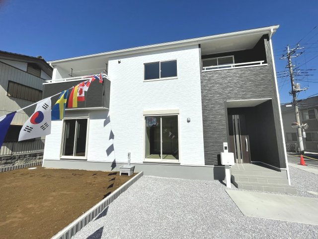 藤岡市小林第5（全1棟）1号棟の外観|隣地との距離も保ちながらも綺麗な街並みに溶け込みました！
駐車スペースやお庭も十分に確保しています！