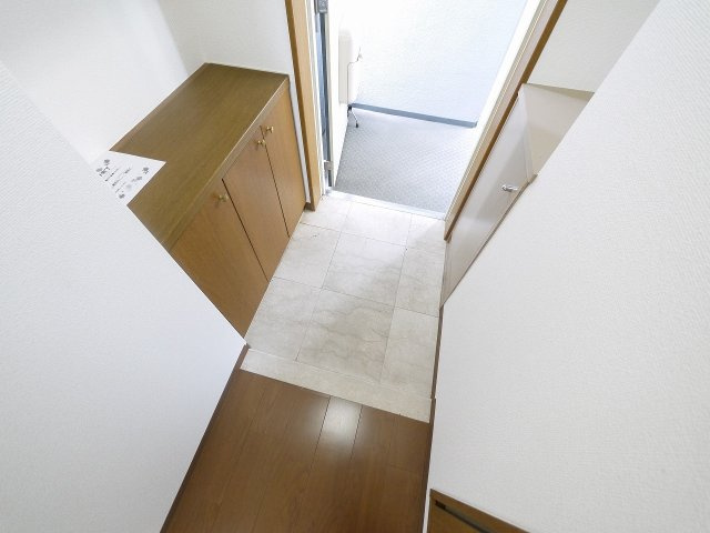 シティホームズ生駒駅前の玄関|収納もある玄関です