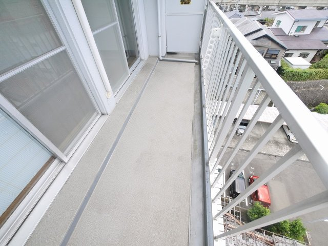 シティホームズ生駒駅前のバルコニー|暖かな日差しのふりそそぐバルコニー