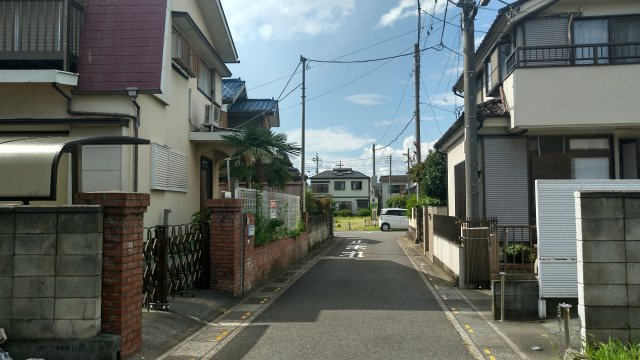 鴻巣市加美２丁目の売地の前面道路含む現地写真