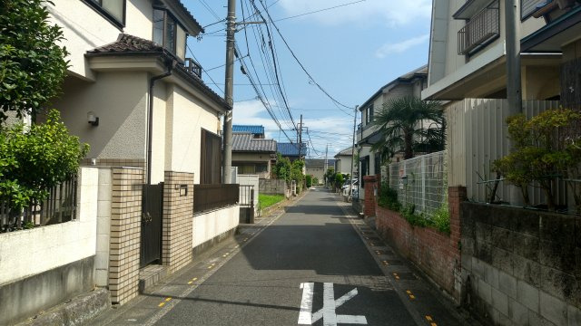 鴻巣市加美２丁目の売地の前面道路含む現地写真