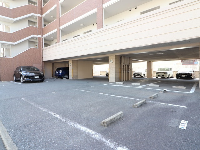 【駐車場】 | ヴェルジェ高宮東 | 車をお持ちの方に嬉しい駐車場付きの物件です