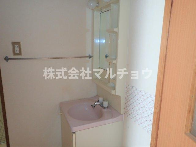 梅畑二戸一の独立洗面台|独立洗面台、小物を置くことができて便利です