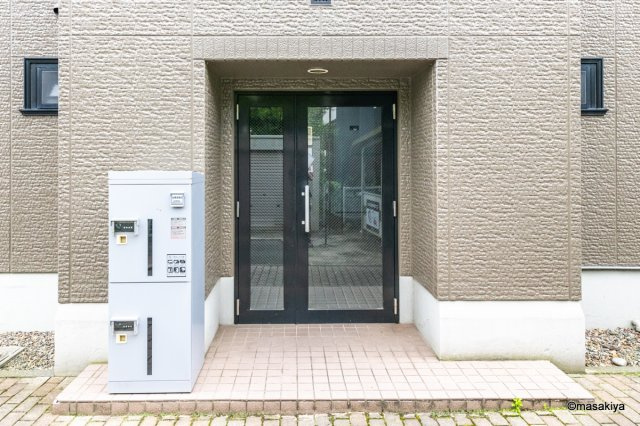 ハイカムール・城のエントランス|宅配ボックス