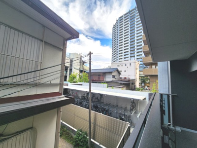 【展望】 | 【売主直売】オープンレジデンシア横浜 | 南東向きバルコニー、2階部分からの眺望です。