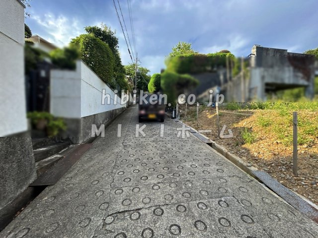 箕面市箕面２丁目　土地の前面道路含む現地写真