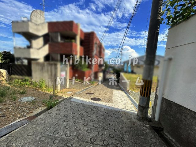 箕面市箕面２丁目　土地の前面道路含む現地写真