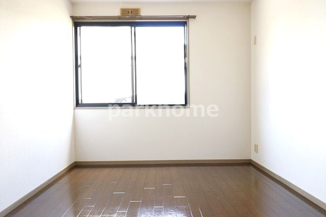 ハイツフルールの洋室|落ち着いた色調の洋室です