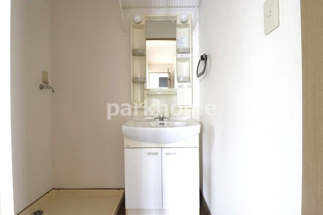 ハイツフルールの独立洗面台|独立洗面台、小物を置くことができて便利です