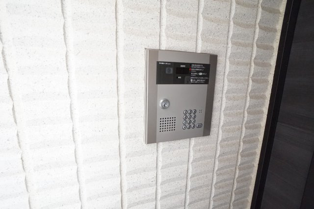 ロータスのエントランス|オートロック完備で安心ですね