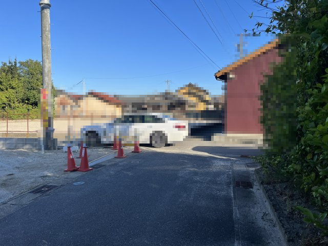 碧南市宮町22-1期　新築分譲　2号棟の前面道路含む現地写真|碧南市宮町22-1期新築戸建前面道路写真です。南側公道約3.81～3.84ｍ