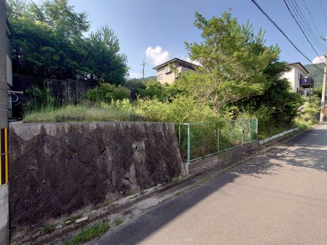 陽当たり良好の南向き■整形地■現況更地■建築条件なし売土地■亀岡市畑野町千ケ畑高橋の外観|現況 更地(令和７年６月撮影)