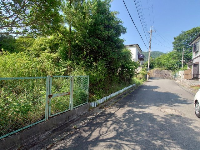 陽当たり良好の南向き■整形地■現況更地■建築条件なし売土地■亀岡市畑野町千ケ畑高橋の前面道路含む現地写真|前道