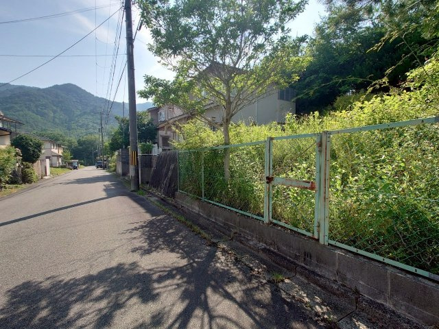 陽当たり良好の南向き■整形地■現況更地■建築条件なし売土地■亀岡市畑野町千ケ畑高橋の前面道路含む現地写真|前道