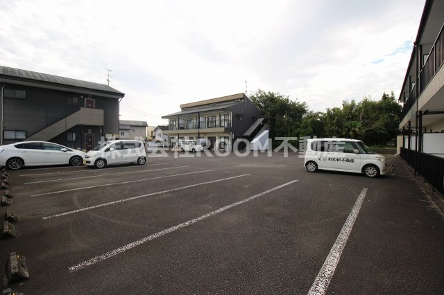 ハイツ新島の駐車場|車をお持ちの方に嬉しい駐車場付きの物件です