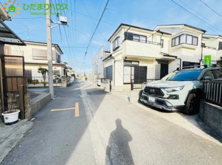 上尾市上町2丁目　中古一戸建ての前面道路含む現地写真