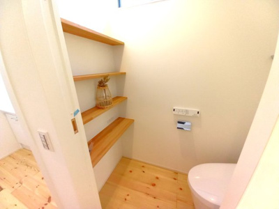 【トイレ】 | 新築住宅　高知市神田 | お手洗いも造作棚があってオシャレ！収納にもいいですね。