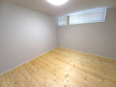 【洋室】 | 新築住宅　高知市神田 | 2階洋室　落ち着いた色のクロスがオシャレ！