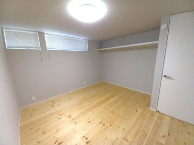 【洋室】 | 新築住宅　高知市神田 | 2階洋室　落ち着いた色のクロスがオシャレ！