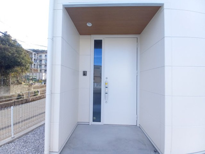 【玄関】 | 新築住宅　高知市神田② | 玄関ドア。白くてスタイリッシュ！