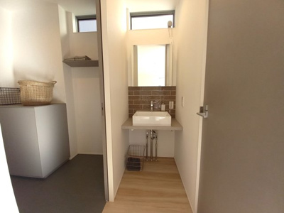 【洗面所】 | 中古一戸建　高知市朝倉甲（築後未入居） | 洗面スペースと脱衣スペースは分けてありますので、ご家族の誰かがお風呂に入っていても気にせず手をあらったりできていいですね！
