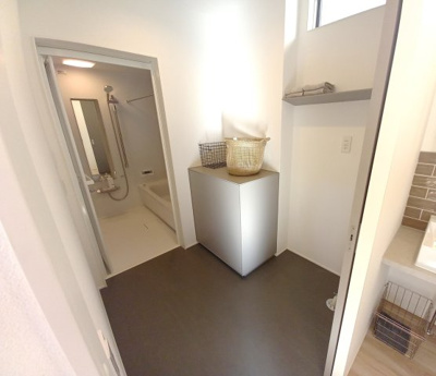 【その他】 | 中古一戸建　高知市朝倉甲（築後未入居） | 脱衣スペース・洗濯機置場を置いても余裕があるのでタオル類や下着類も保管しておけそうです。