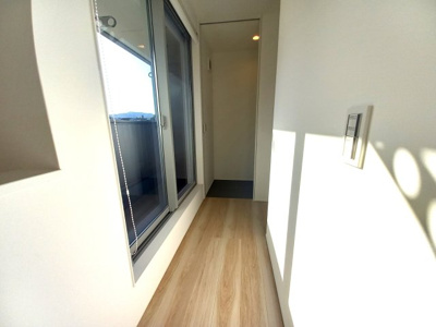 【その他】 | 中古一戸建　高知市朝倉甲（築後未入居） | 2階バルコニー前の通路。1階でお洗濯したものを持って、階段上がってすぐバルコニーなので便利！