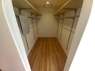 【収納】 | 中古一戸建　高知市朝倉甲（築後未入居） | 2階のウォークインクローゼット。ファミリークローゼットとして活用！干した洗濯物をそのままここへ片づける、家事動線工夫されています！