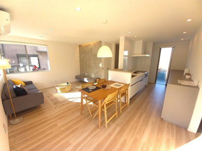 【居間・リビング】 | 中古一戸建　高知市朝倉甲（築後未入居） | キッチンとダイニングテーブルが横並びにできる間取りなので、お食事の準備や片づけがしやすい！