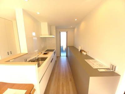 【キッチン】 | 中古一戸建　高知市朝倉甲（築後未入居） | お料理のしやすいシステムキッチン！キッチンからそのままゴミ出しにも行けます。