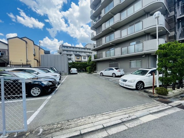 ジャルダン御池通の駐車場