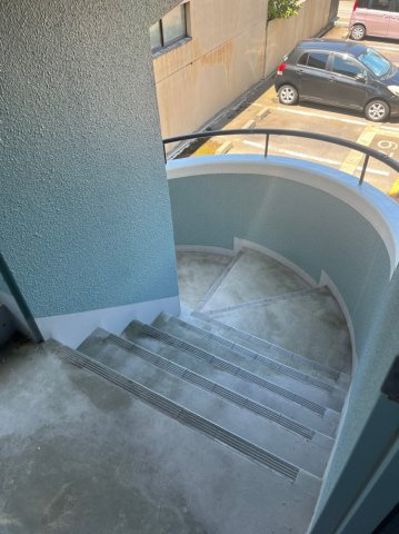 福井ダイカンプラザのその他共用部分|非常用階段は駐車場に繋がる為、朝夕の混雑時には重宝します。