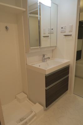 【洗面所】 | メイクス上野 | 洗面台・室内洗濯機置場
稲荷町の賃貸物件。
「メイクス上野」のことなら(株)メイワ・エステートへ