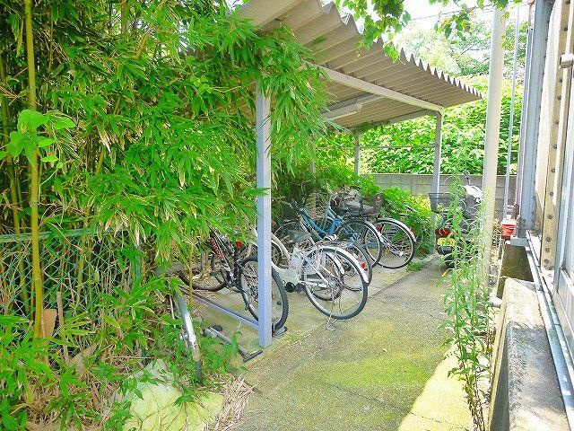 エミエール西大寺のその他共用部分|屋根付きの駐輪場です