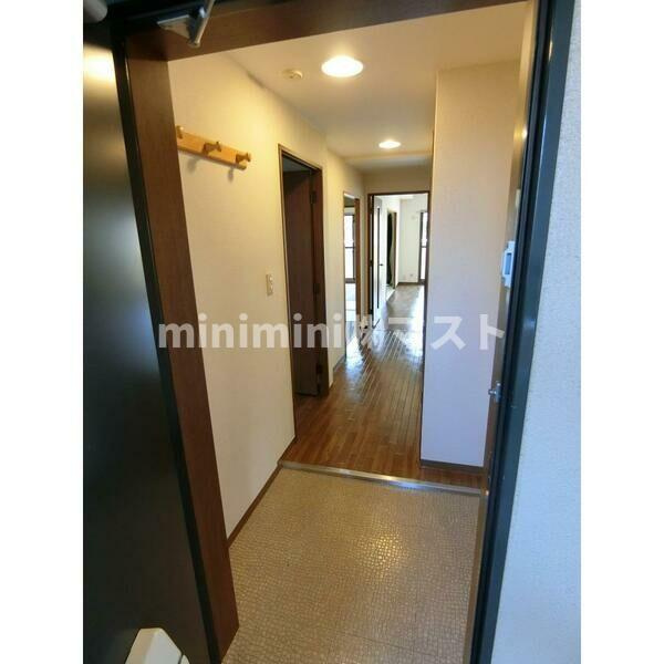 メゾンドーム三軒家の玄関