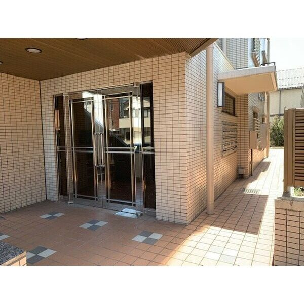 横山マンションのエントランス
