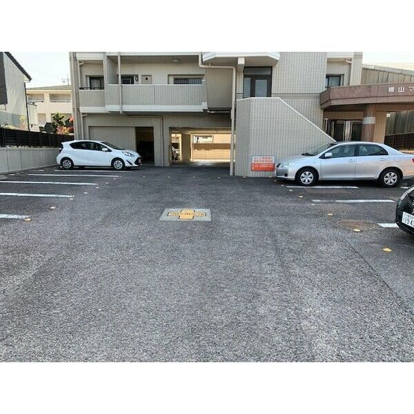 横山マンションの駐車場