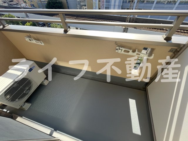 グランディ小阪のバルコニー|お洗濯にも便利なバルコニー付き