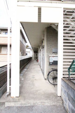 レオパレス谷津のエントランス