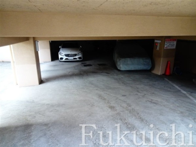 コーポ柿の木坂の駐車場