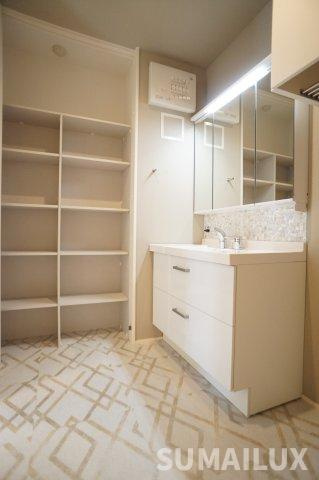 熊本市中央区新屋敷１丁目のアパートの独立洗面台