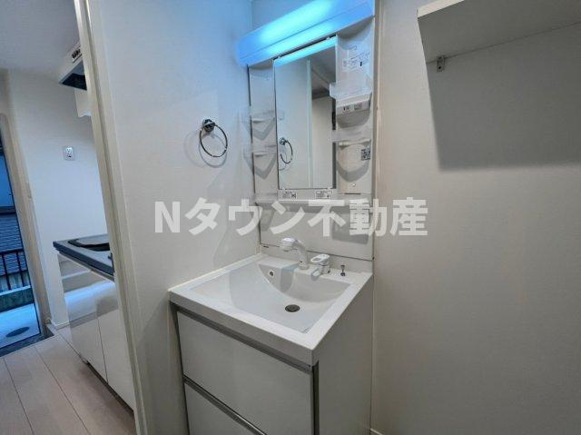 【独立洗面台】 | ハーモニーテラス八田Ⅱ | 独立洗面台、小物を置くことができて便利です