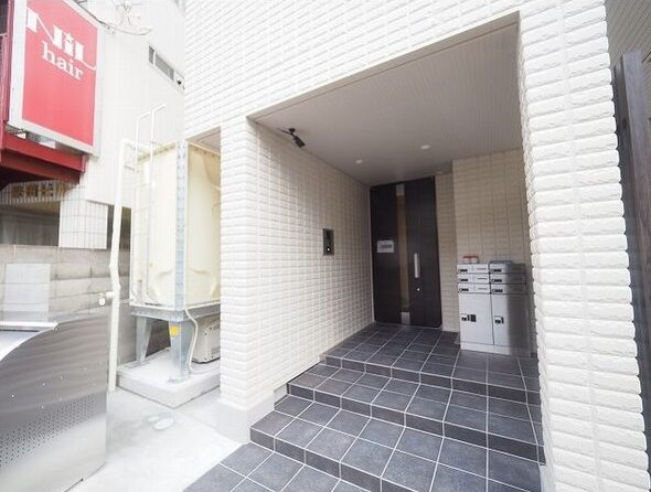 西宮市甲子園口２丁目の賃貸マンションのエントランス