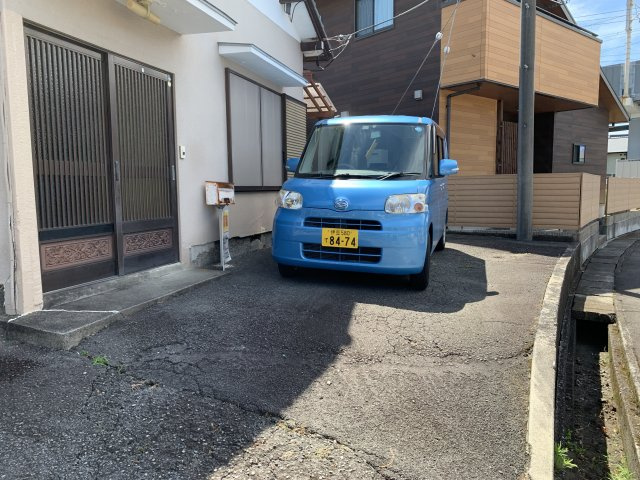 松沢町借家の駐車場