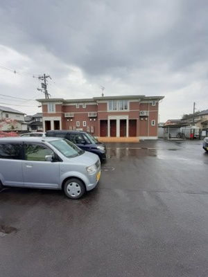 【駐車場】 | カーサ・リリアントＢ | 駐車場に車を止められます