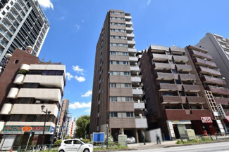 【外観】 | 青空によく映える建物です。手入れの行き届いた外壁やマンション正面エントランスなど、綺麗な姿をぜひ一度、現地にてご覧ください。～即日のご見学可能～　お問合せはお気軽にどうぞ。