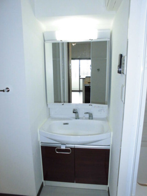 【独立洗面台】 | アクシオン吉塚プレミアム(アクシオンヨシヅカプレミアム) | 別号室の写真になります。現況優先。