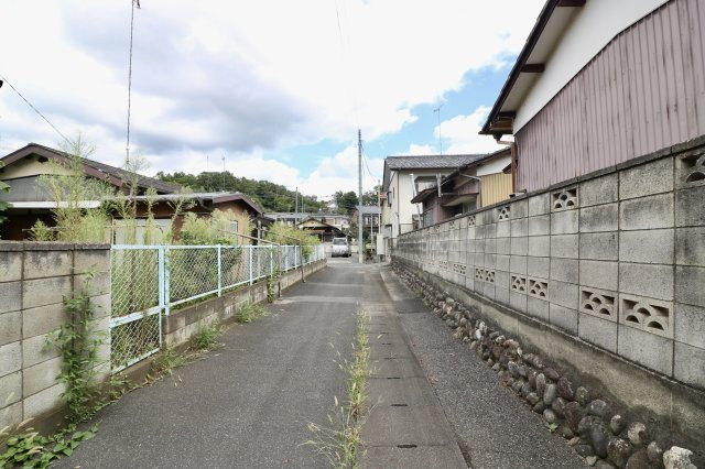 足利市助戸新山町の売地の前面道路含む現地写真